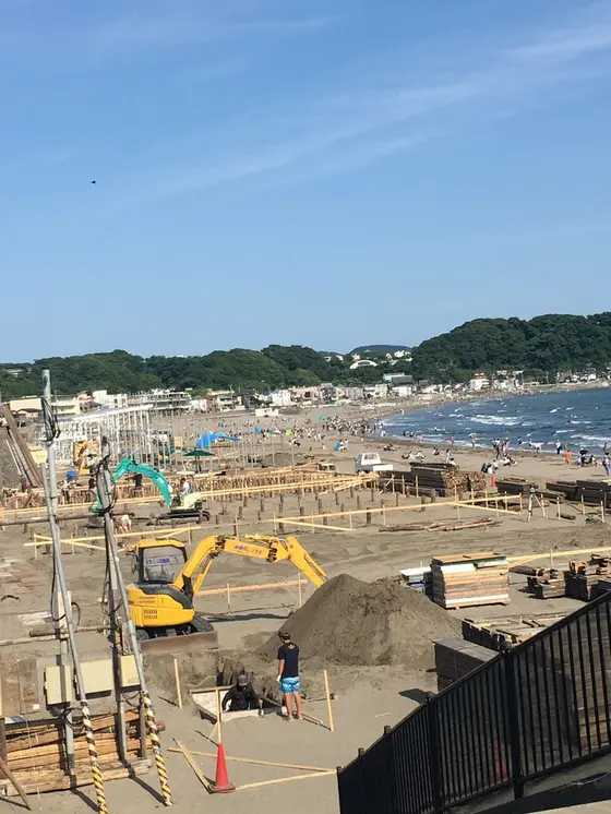 海の家作ってます
