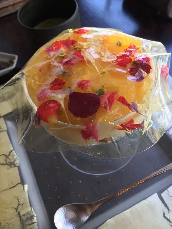 ビネガーゼリーの蓋には花弁が入ってる