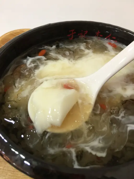 ぷるぷるの杏仁と透明な木クラゲのトッピング