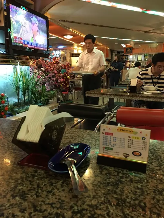 昭和のキャバレーみたいな店内（笑。