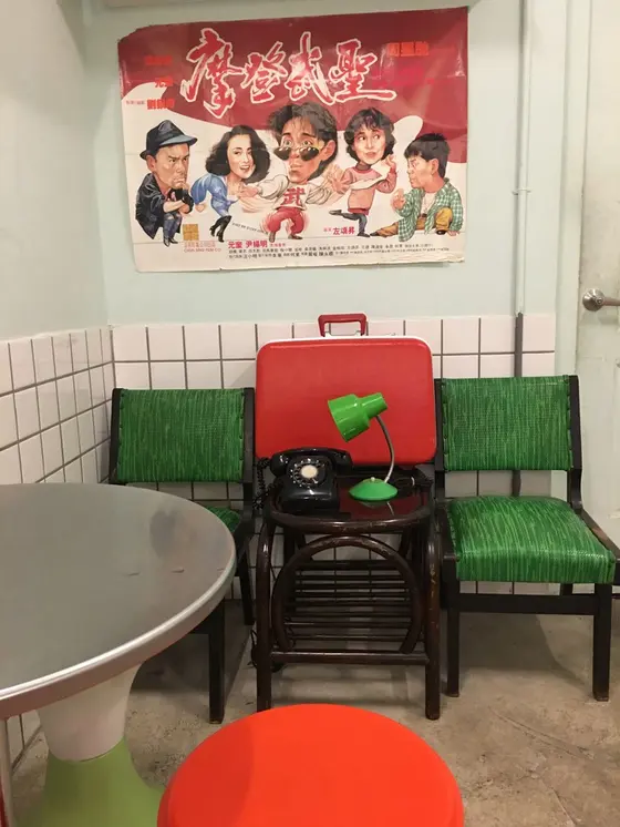 タイムスリップな感じの店内。