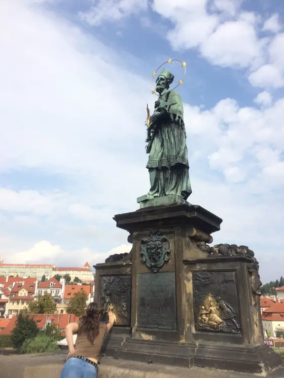 橋上最古のブロンズ像。パワースポットの台座は、このあと私も触りました（笑）