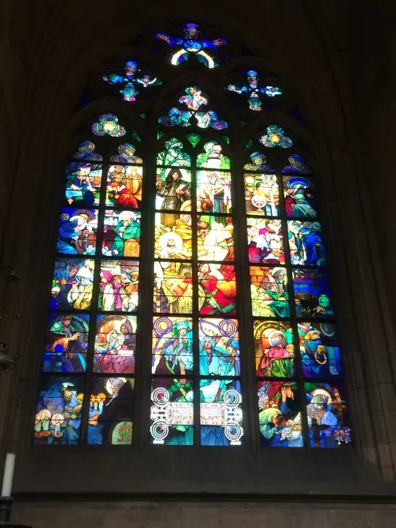 入り口の左側三番目はミュシャのステンドグラス