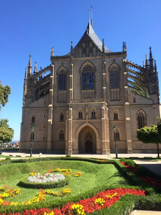 教会の前に広がるガーデンとのコントラストがとても素敵…♡お気に入りの一枚です。
