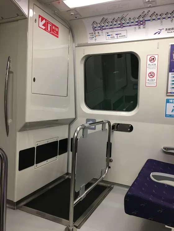 各車両、端の席がオススメ。