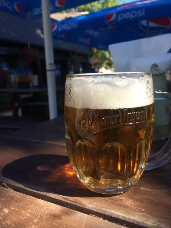 チェコビールの代名詞、ピルスナーウルクェルでカンパイ♪