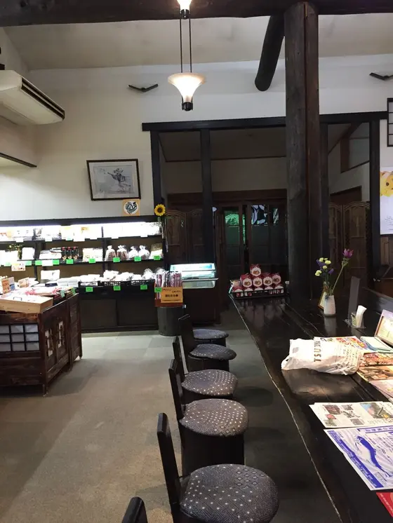 ロビーはお土産やさんあり