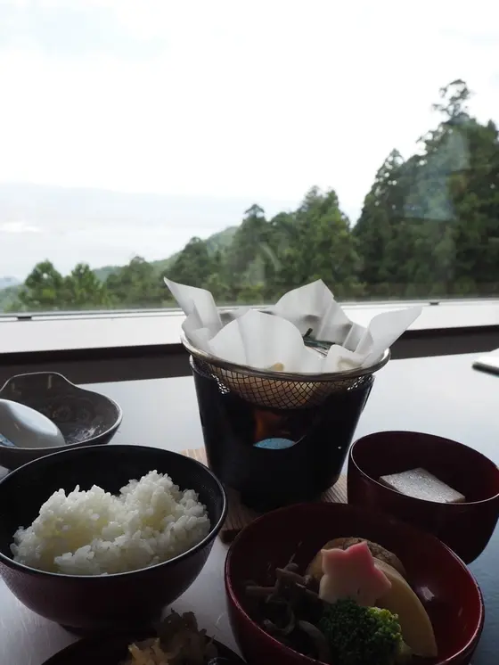 山の上の宿坊では絶景を見ながら精進料理が食べられます