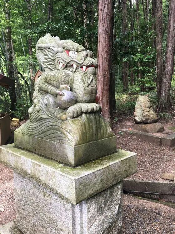 二の鳥居前の狛龍さん