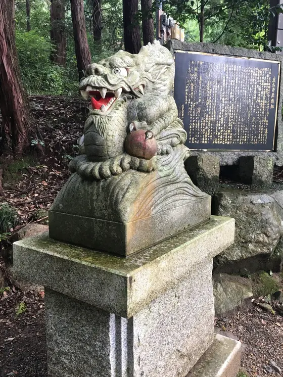 二の鳥居前の狛龍さん