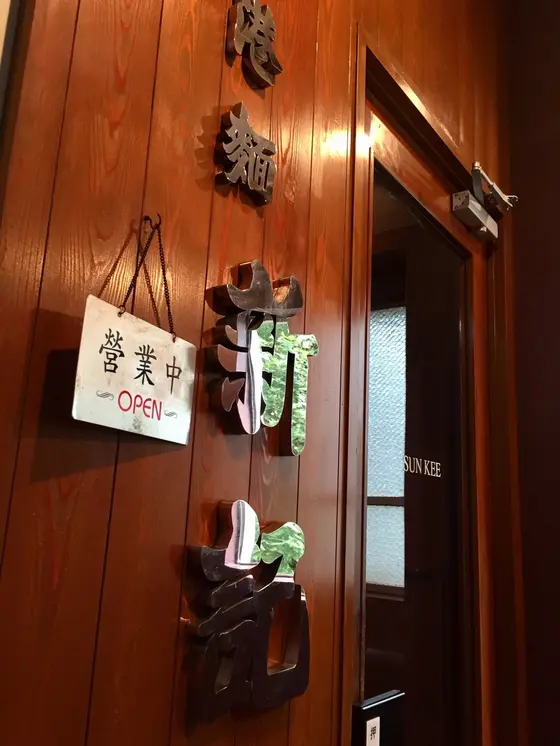 大きな扉が目印！！