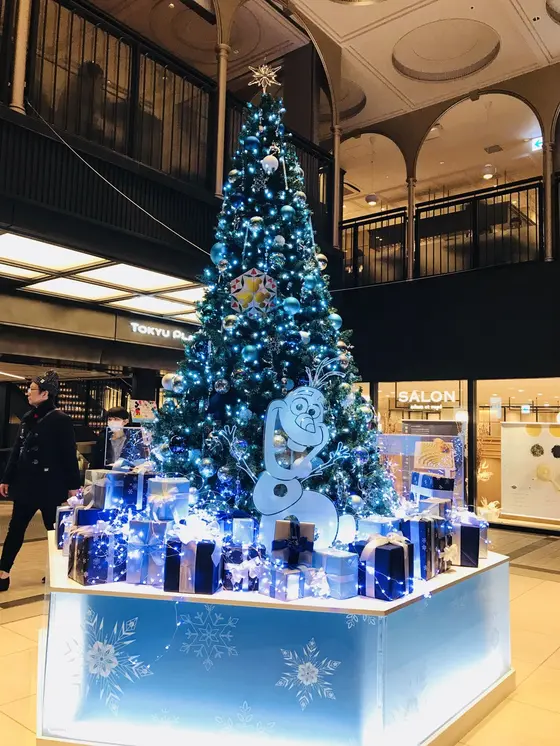 地下にあるアナ雪のクリスマスツリー