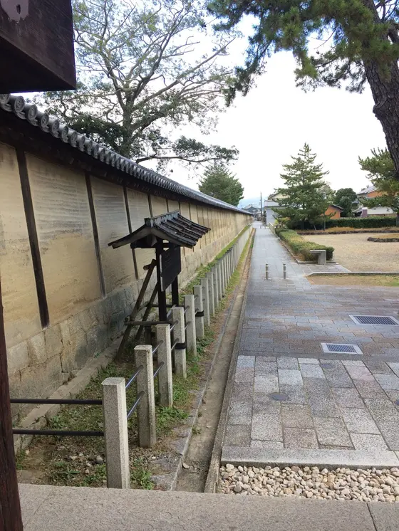通り沿いの 壁に 聖徳太子 の住まい風景かいま見られるそうです