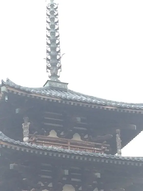 一番下の相輪に ４本 の竈が東西南北に竈の絵の部分をしたにしてさしています