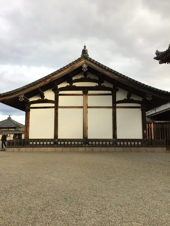 横の柱 よりも 縦の柱 の方が、太く出来て います