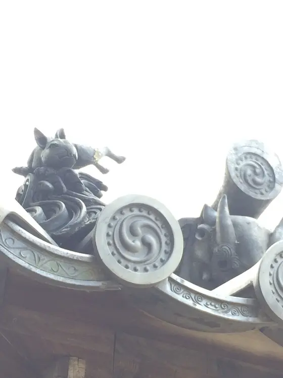ウサギが水辺に映った月に向かって飛び込んだとか〜？ 🐇