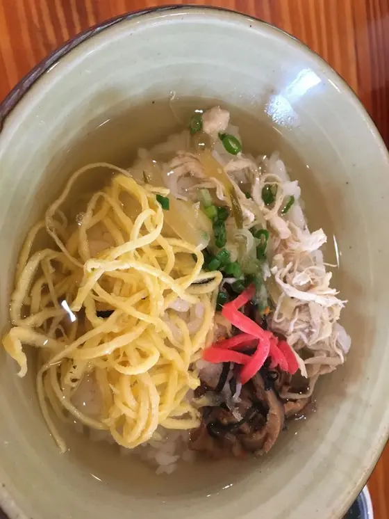 具と鶏スープをごはんに入れて食べます