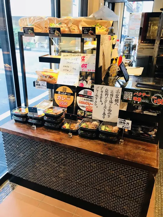 お弁当も売っていて、バインミーテイクアウトも出来ます！