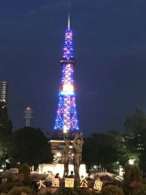 地下にあるお店から出ると大通り公園がそばにあります