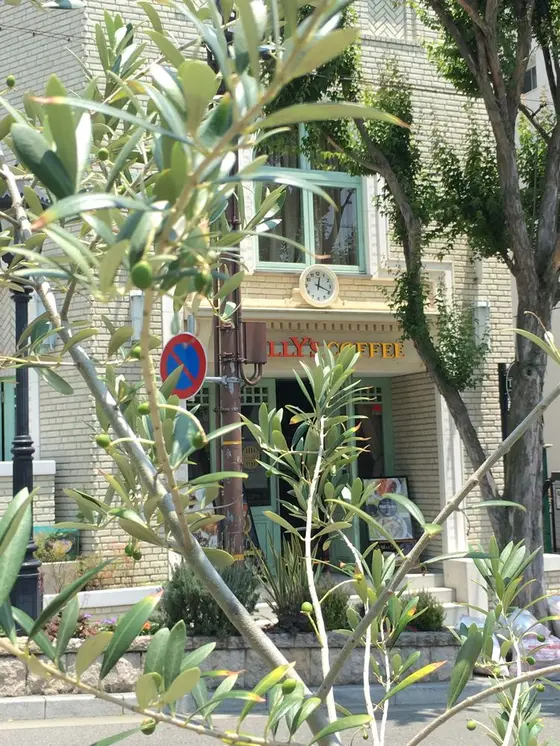 坂道に面したカフェ