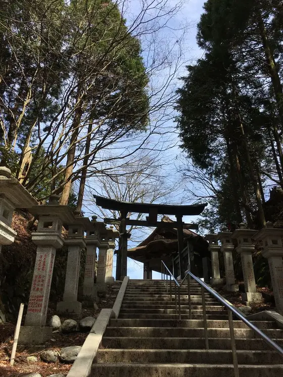 遥拝殿（ようはいでん)