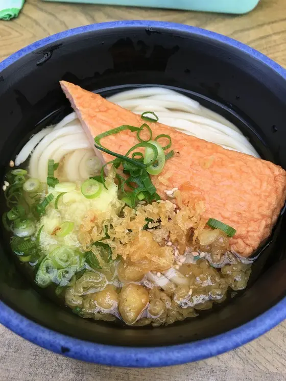 香川らしい天ぷらをトッピング