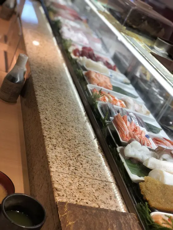 定番〜旬なネタが並ぶショーケース