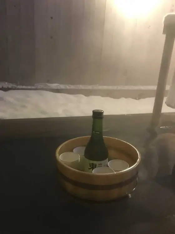 一度やって見たかった温泉で日本酒を嗜む