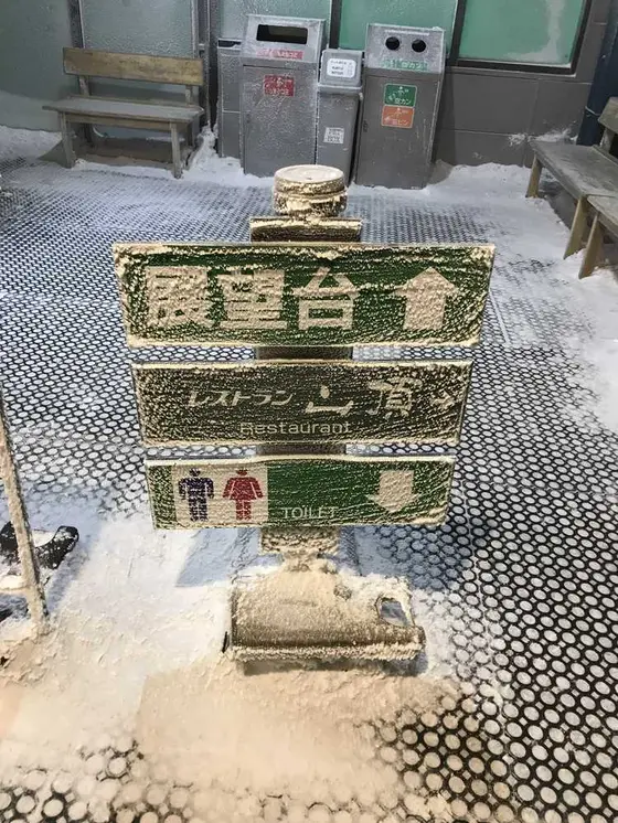 全てが凍ってます