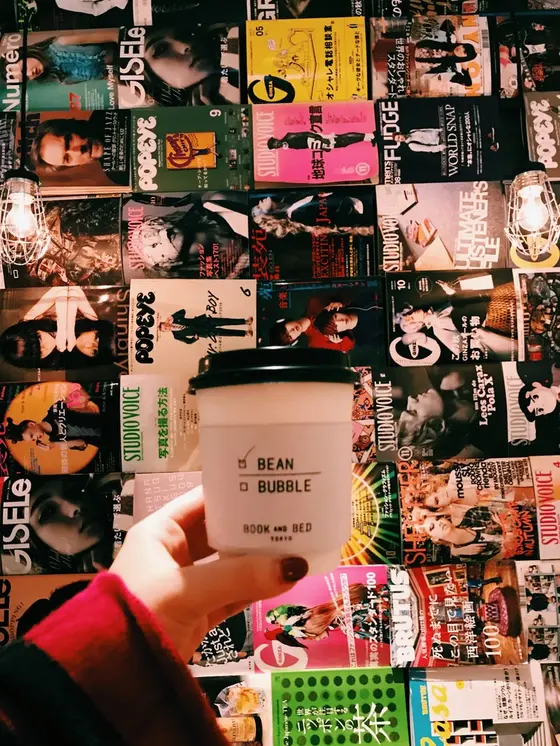 おしゃれな内観でコーヒー