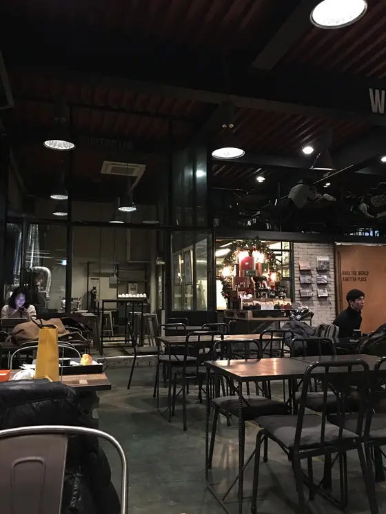 広くて天井の高い倉庫のリノベ店舗