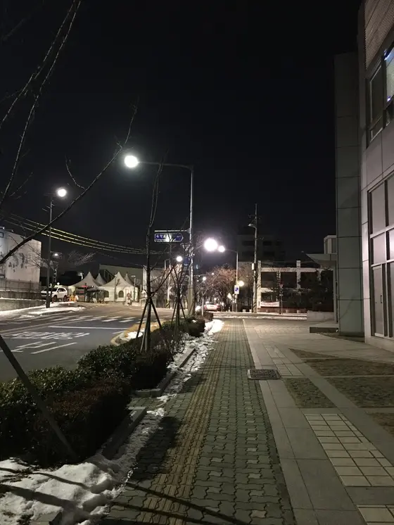 通りは閑散。