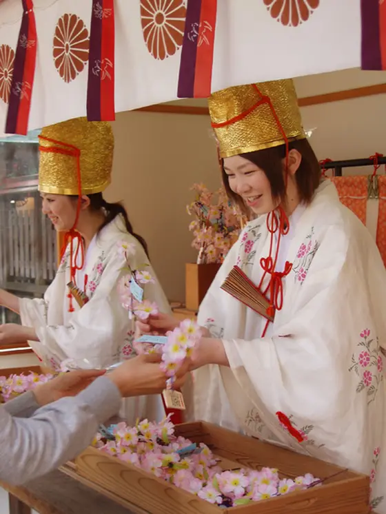 ③福娘と「桜の小枝」を交換
