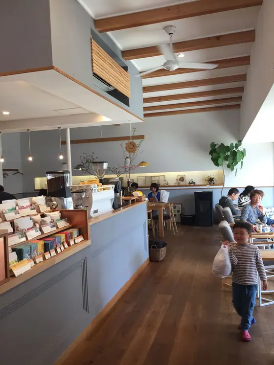 店内も淡いブルーが基調で、さすが海の街