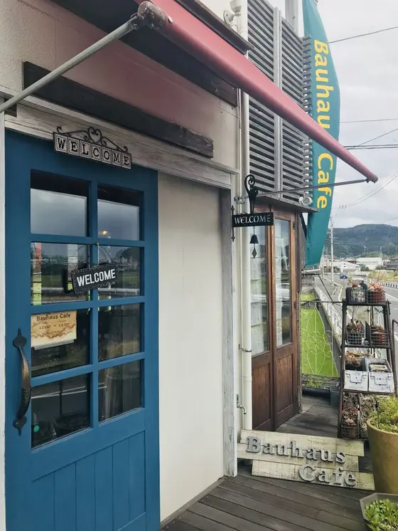 ドアや看板など一つ一つにこだわりが♡
