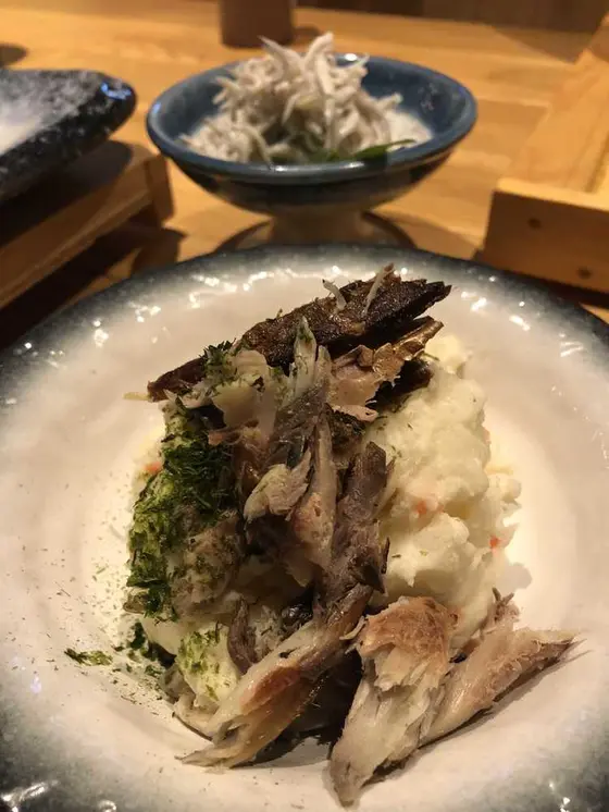 スモークした鯖をのせた