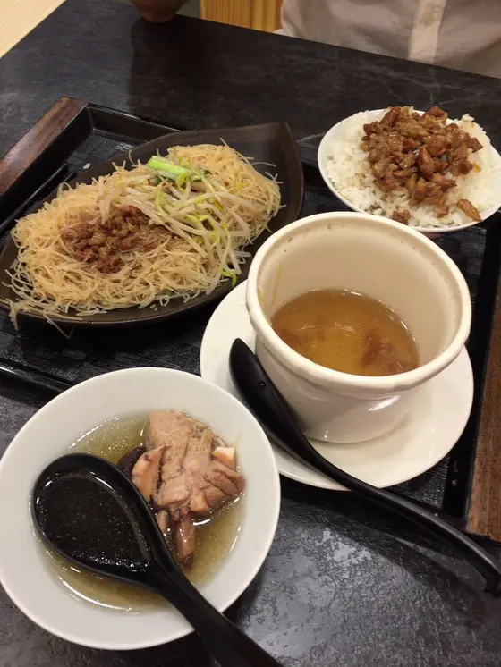 今回は夜到着のため、茶屋はほとんど営業終了していましたm(__)m