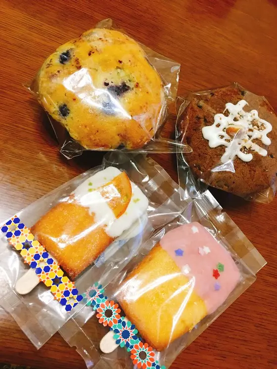 ブルーベリーマフィン(左上)、カフェオレマフィン(右上)、オレンジベイクバー(左下)、いちごベイクバー(右下)