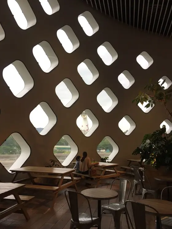 カフェの窓から太陽の塔！