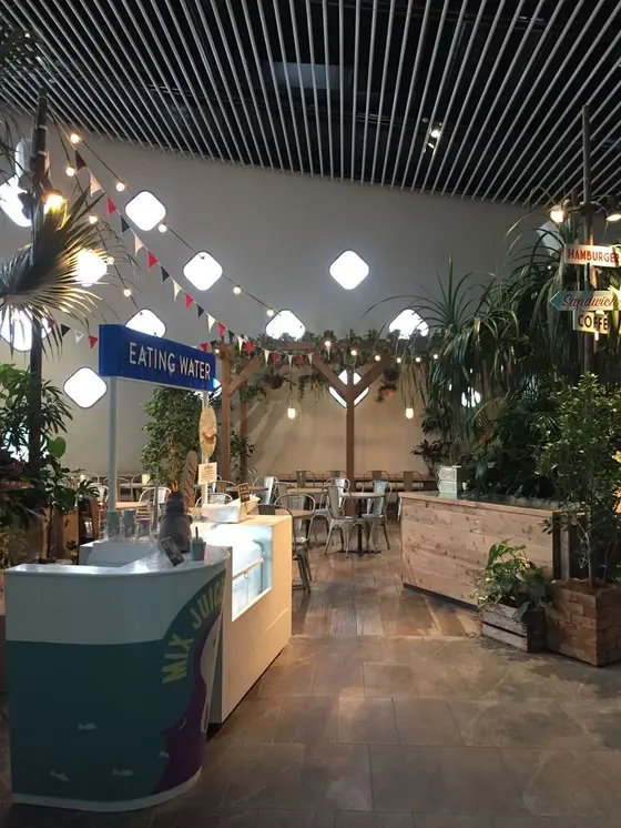 中にはお洒落カフェが！