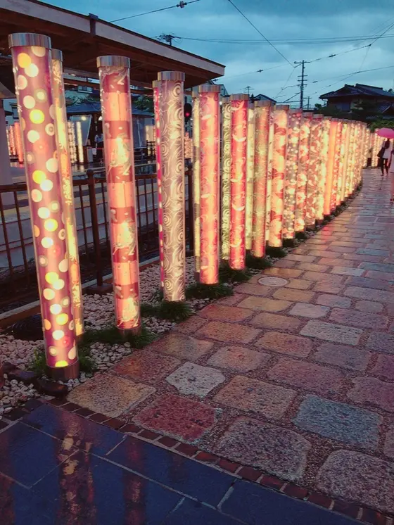 駅前は幻想的な雰囲気