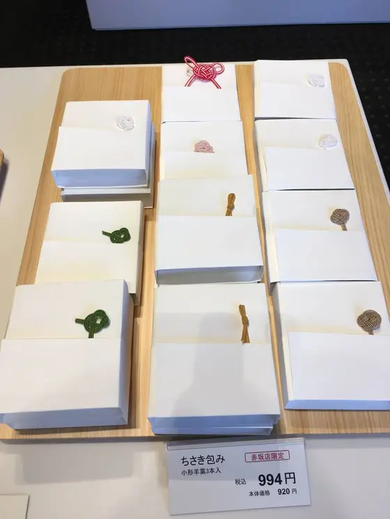 ２F お菓子販売