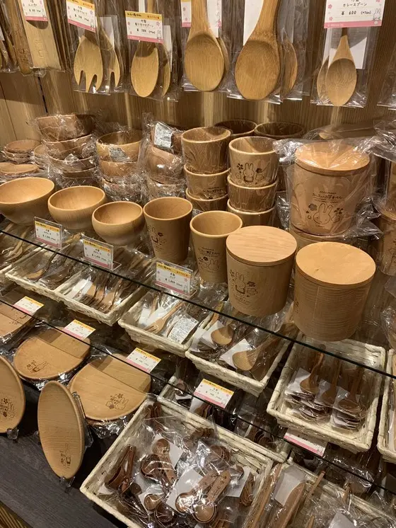 食器など小物もたくさん