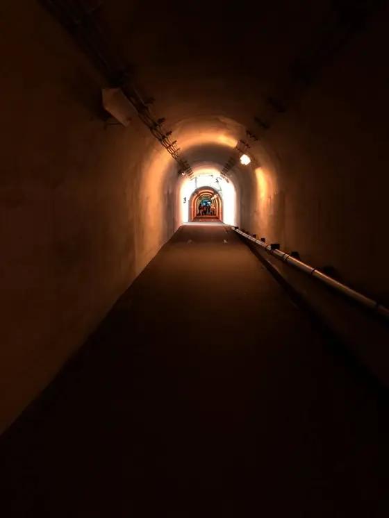 遠く