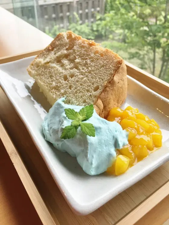 シフォンケーキ美馬ブルー生クリーム添え