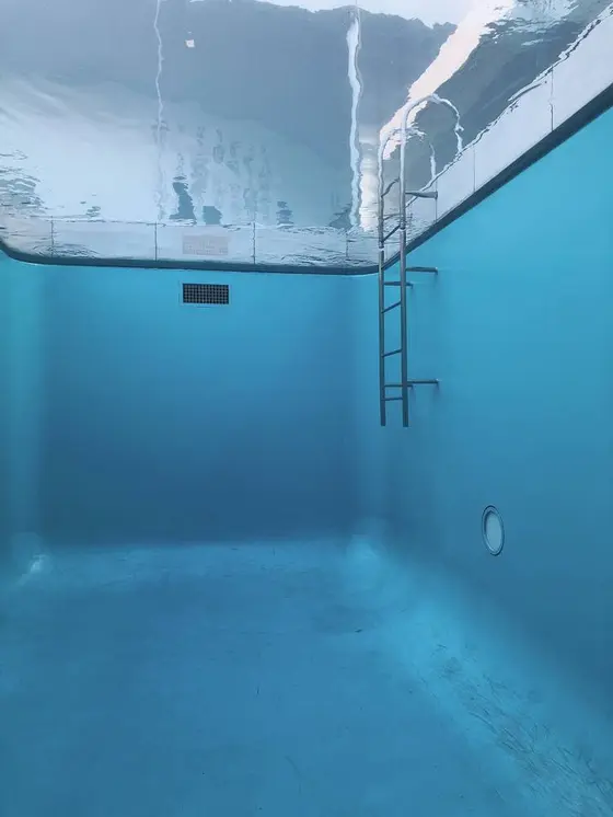 プールの中