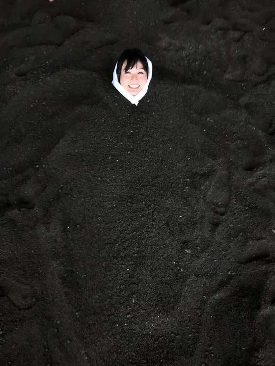 ポカポカの砂の中へ