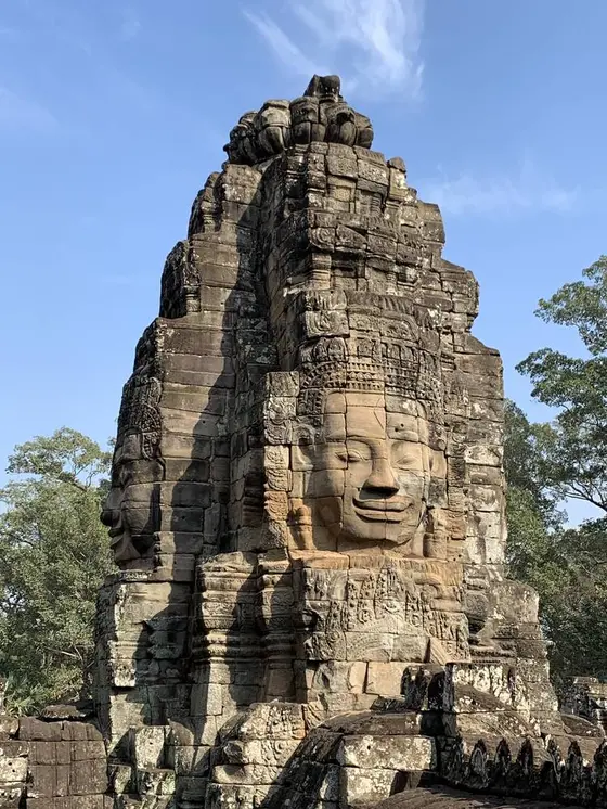 日を受けた仏顔