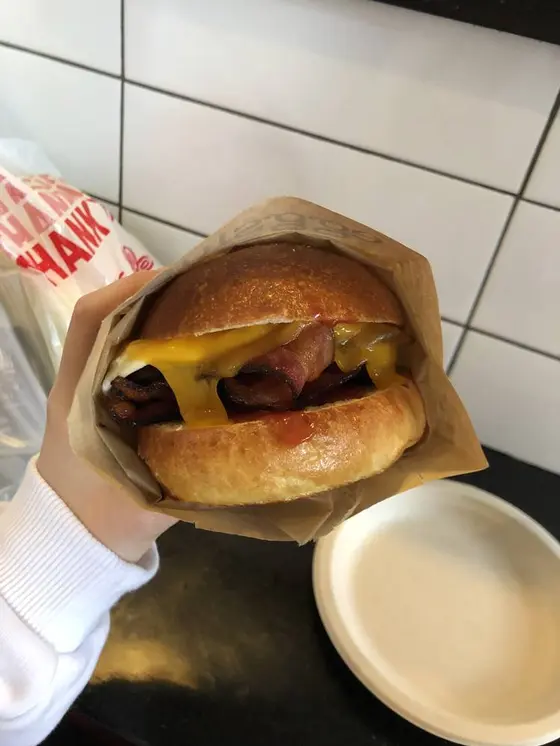 ベーコンエッグ＆チーズサンドウィッチ