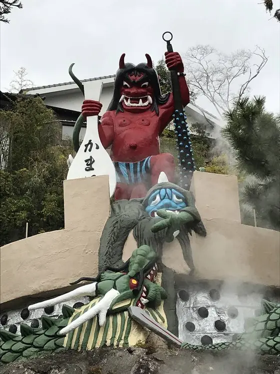 かまどの上から赤鬼に睨まれる